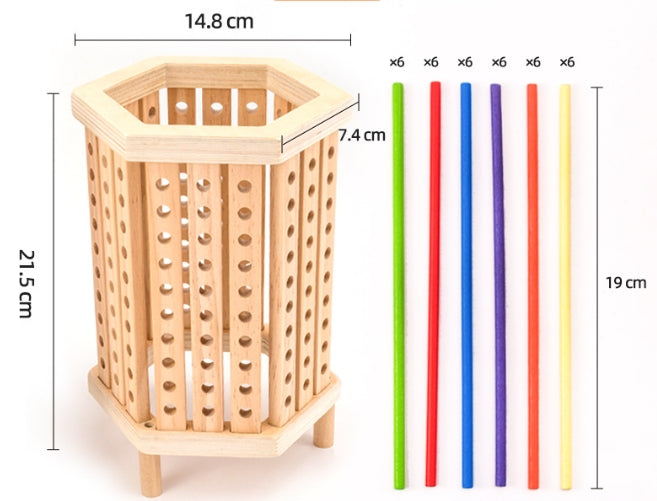 Schlichter, robuster Montessori Farblernturm aus Holz, ein pädagogisches Lernspielzeug für spielerisches Farben- und Formenlernen.