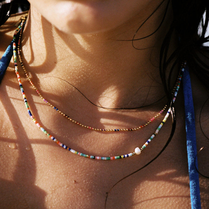 Modischer Damen Schmuck: Bunter Perlen Choker mit Gold Details