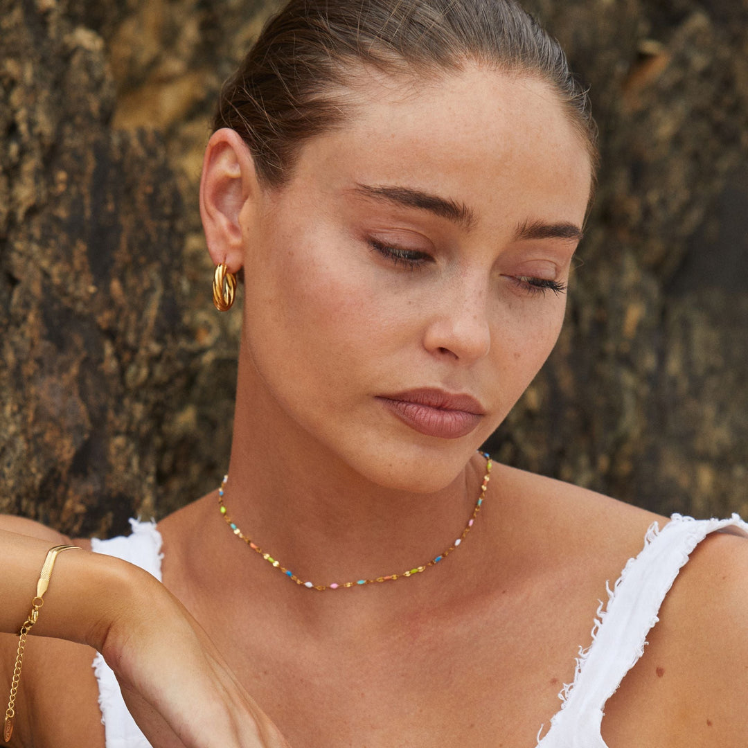 Trendiger goldener Damen Choker mit Regenbogen Emaille. Wasserfeste, hypoallergene Halskette als Fashion-Statement.
