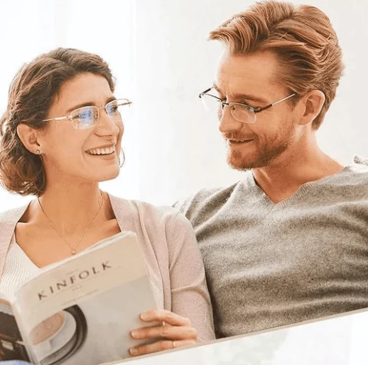 Stilvolle Lesebrille mit Blaulichtfilter und TR90-Titanrahmen, modern und komfortabel.