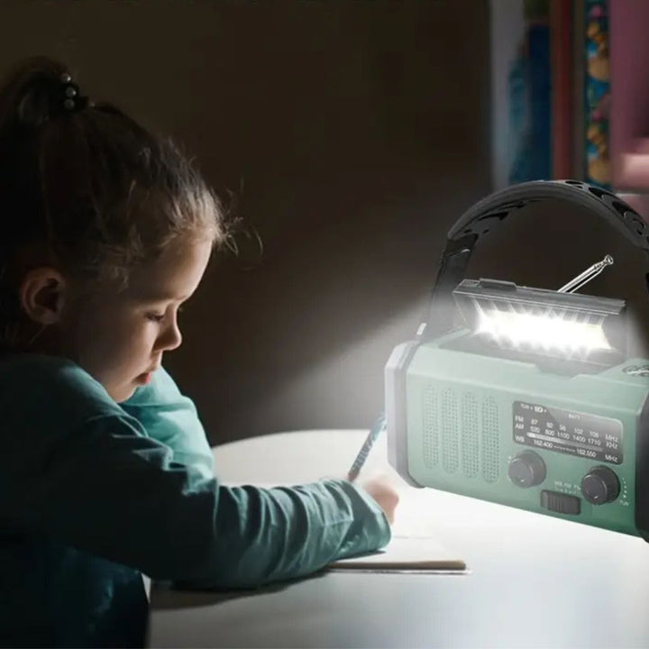 "Multifunktionales Solar-Notfallradio mit Kurbel, Powerbank und LED-Lampe, ideal für Camping und Outdoor-Abenteuer."