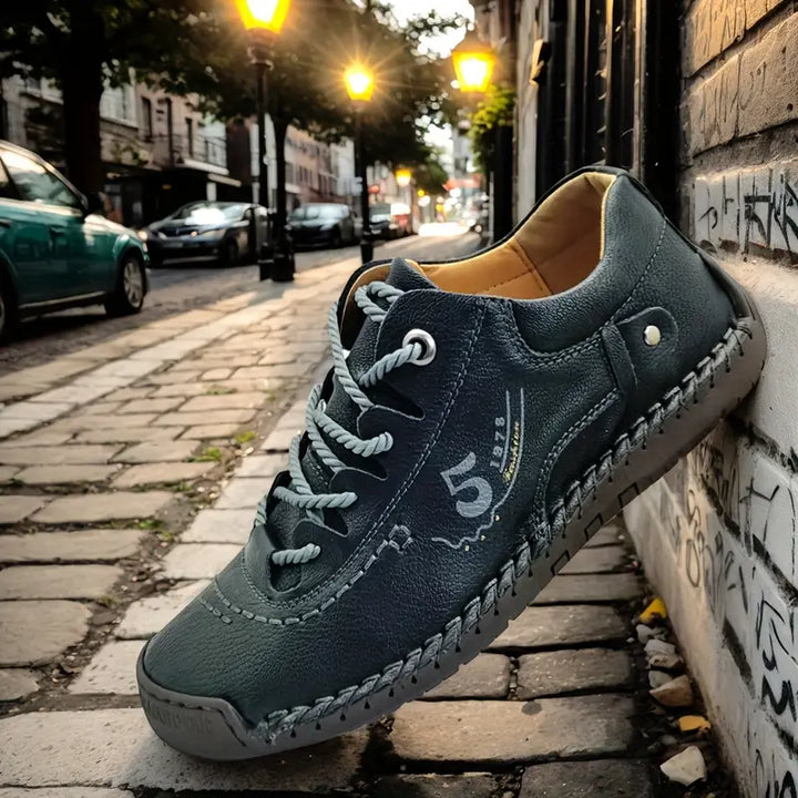 Ein Paar Nadine Damen Komfortschuhe, leger und zeitlos, perfekt für entspannte Tage und vielseitige Outfits.