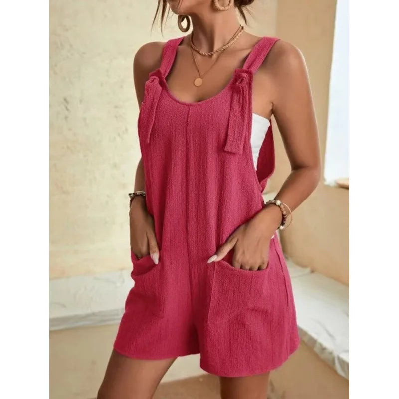 Model trägt lässigen Damen Sommer-Jumpsuit mit Taschen, ideal für Freizeit & Urlaub.