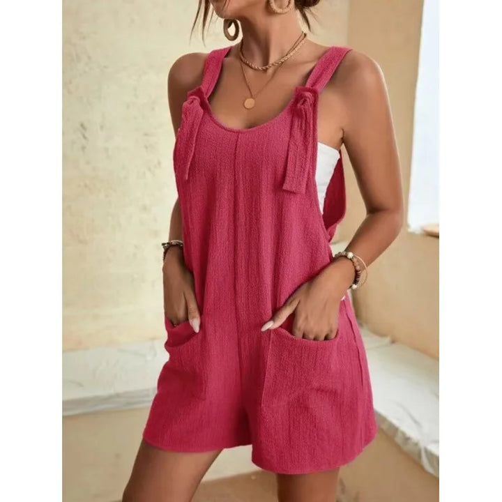 Model trägt lässigen Damen Sommer-Jumpsuit mit Taschen, ideal für Freizeit & Urlaub.