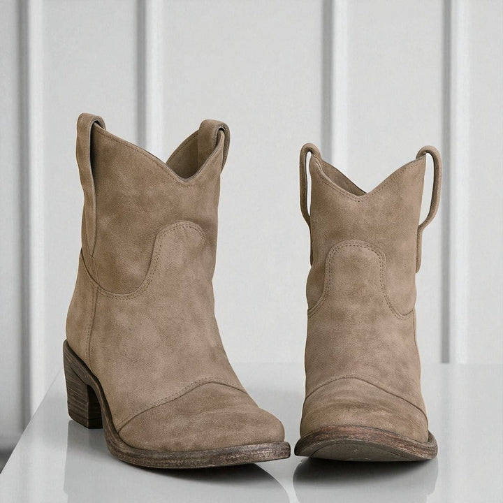 Nahaufnahme der Western-Stickerei auf Damen-Stiefeletten mit stabilem Blockabsatz.