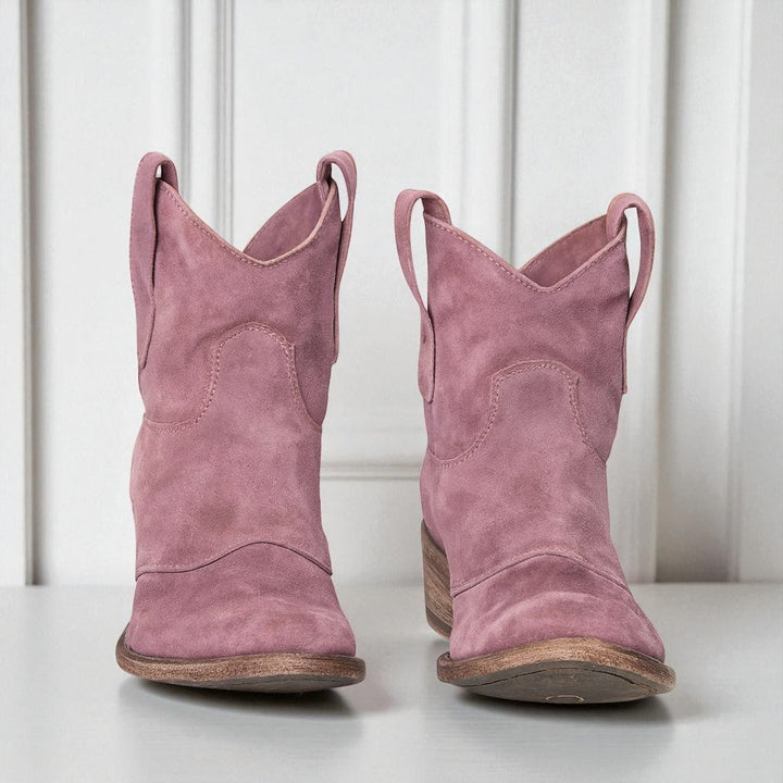 Paar lässige Damen-Western-Stiefeletten mit einzigartiger Stickerei und robustem Absatz.