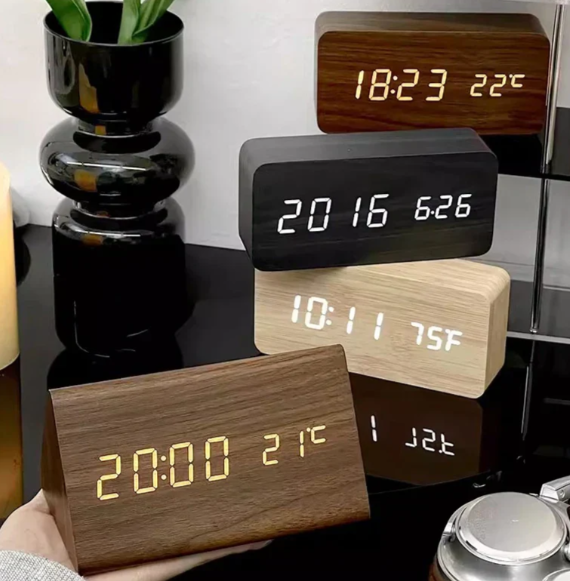 "Natürliche LED-Holzuhr mit Sprachaktivierung, klare Anzeige, minimalistisches Design für modernes Interieur."