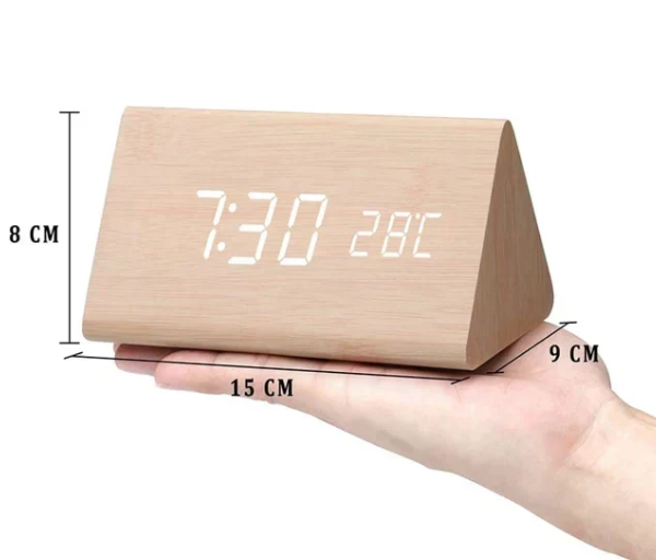 "Natürliche LED-Holzuhr mit Sprachaktivierung, klare Anzeige, minimalistisches Design für modernes Interieur."