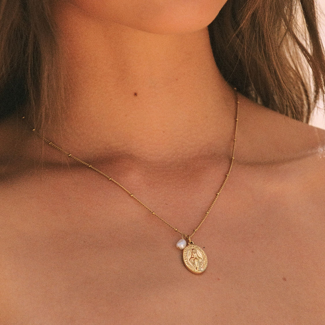 Damen Gold Halskette mit Süßwasserperle Anhänger im Detail