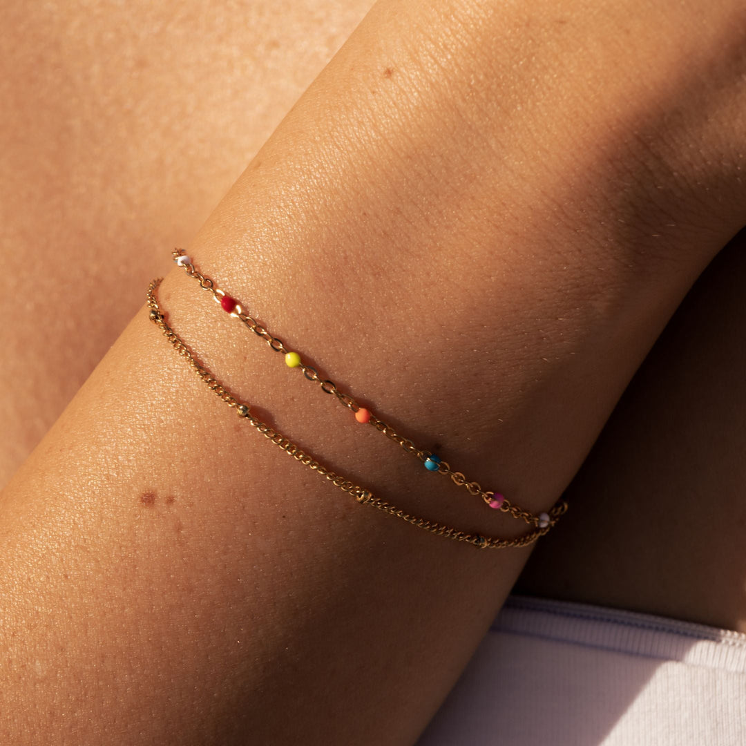 Nahaufnahme des bunten goldenen Armbands in der Sonne