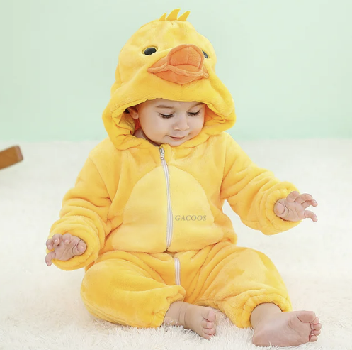 Blauer Baby-Onesie mit Tiermotiv, aus superweichem Plüsch. Ideal als Spielkleidung.