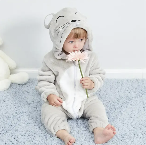 Rosa Kleinkind-Strampler als Tier, kuschelig, für Fotoshootings und als süßes Geschenk.