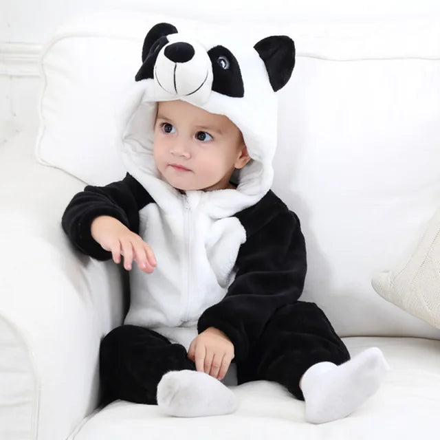 Kleinkind-Strampler als Bär-Tierkostüm aus Plüsch, ideal als Geschenk für Babys.