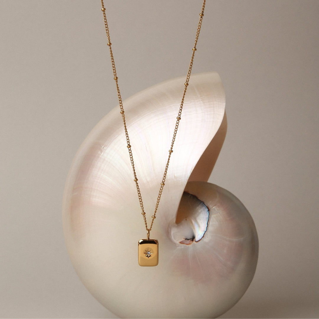 Elegante Damenhalskette kombiniert mit goldenen und silbernen Akzenten