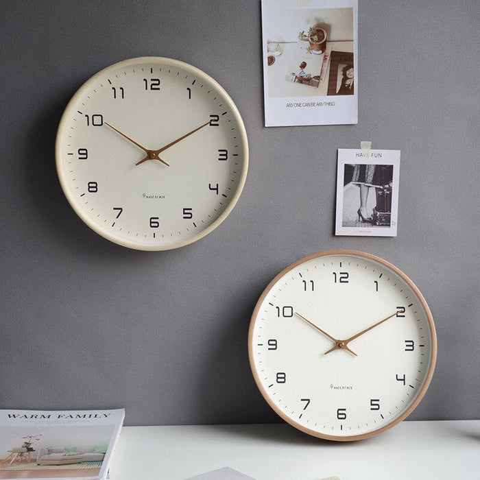 "Nordische Holzwanduhr aus nachhaltigem Holz, minimalistisches skandinavisches Design, rund, in Braun und Creme erhältlich"