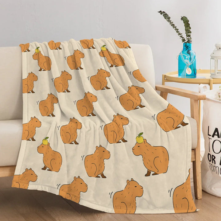 Gemütliche Capybara Kuscheldecke aus weichem Flanell-Fleece. Perfekte Wurfdecke für entspannte Abende auf dem Sofa.