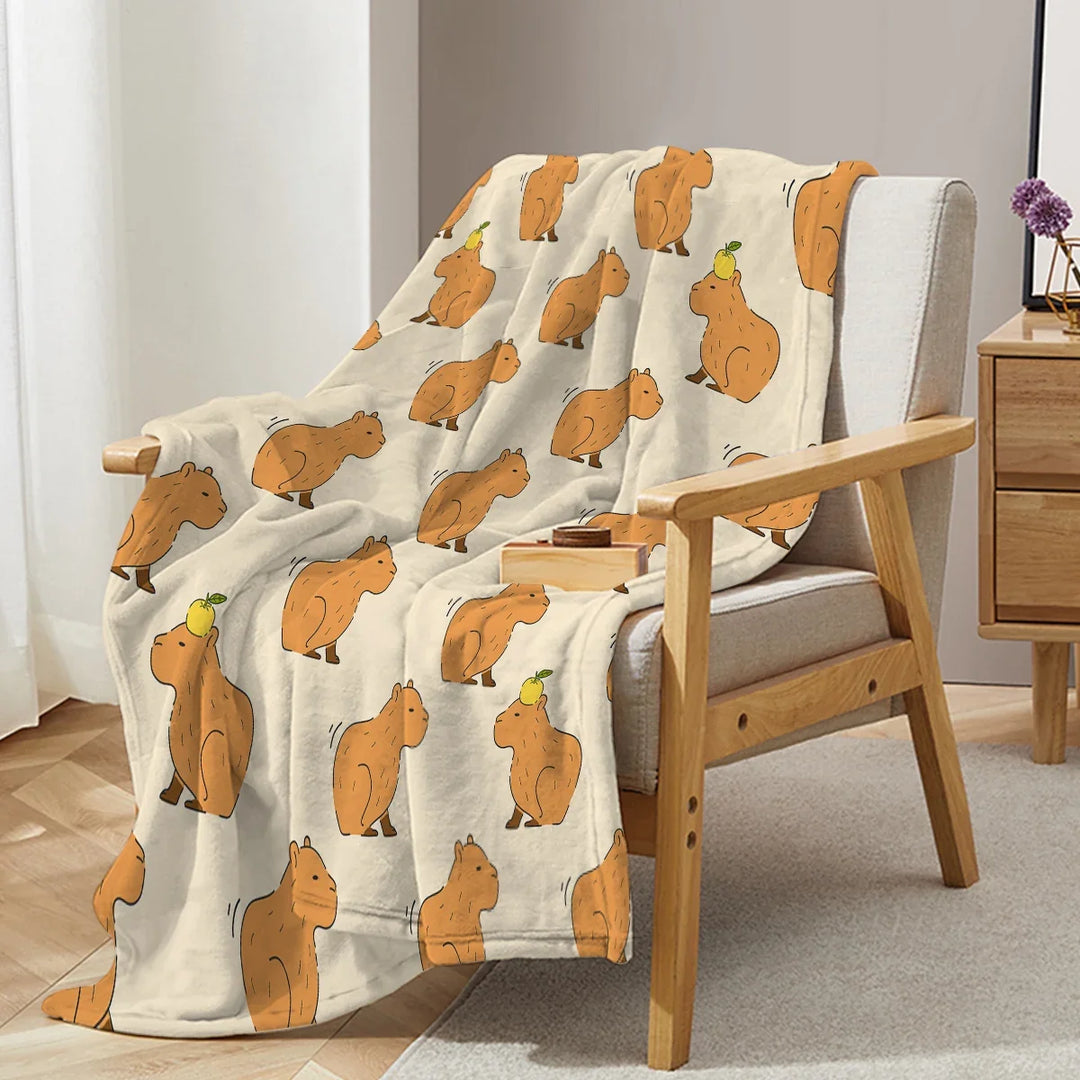 Detailansicht der kuscheligen Capybara Wurfdecke aus Flanell-Fleece. Warm & weich für gemütliche Stunden auf dem Sofa.