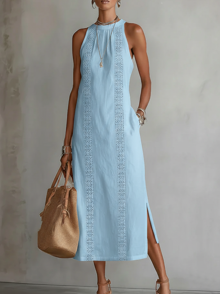Detailansicht der Zierborten am blauen Damen Midikleid