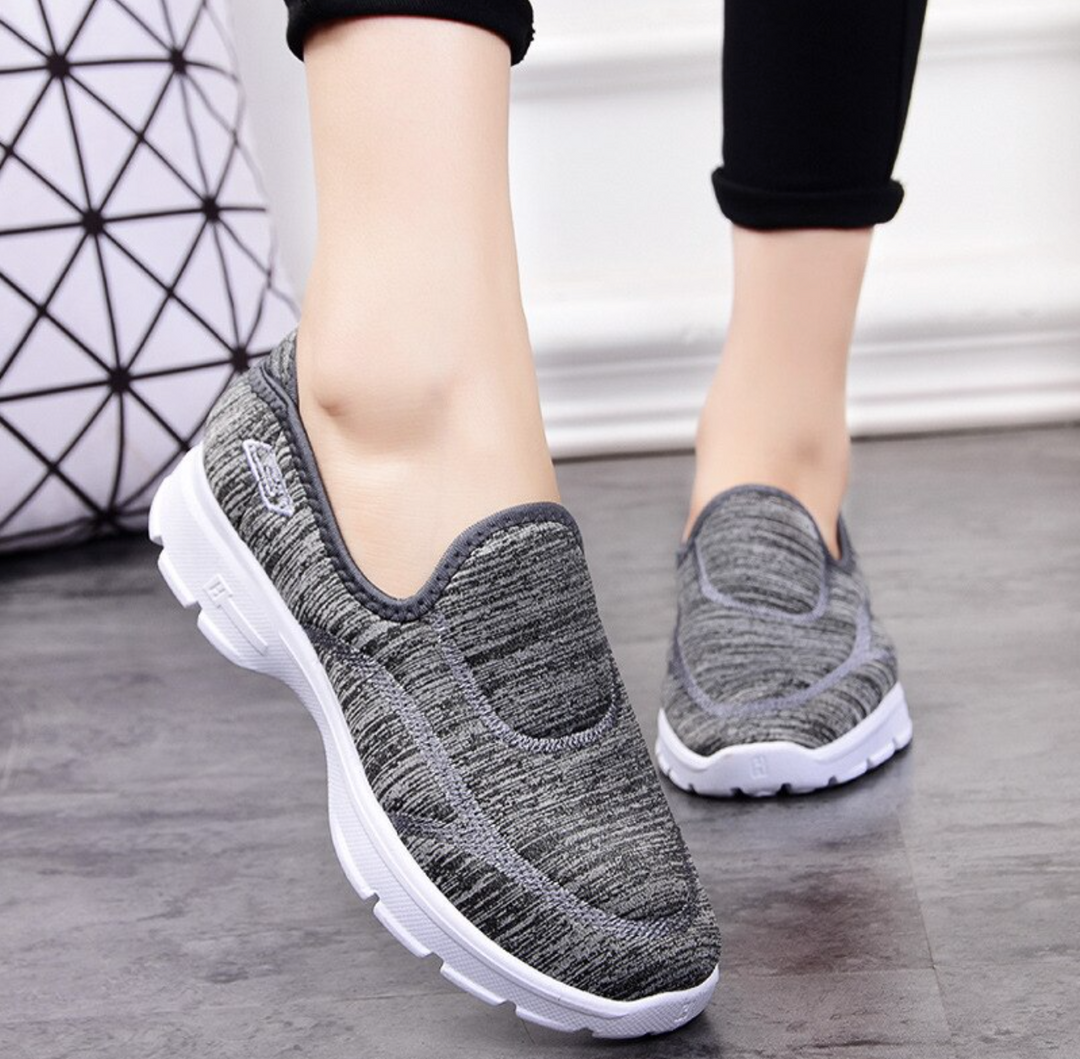 Damen Slip-On Schuhe mit Luftpolsterung und Fußgewölbeunterstützung. Perfekt als Komfortschuhe für Wellness und Spaziergänge.