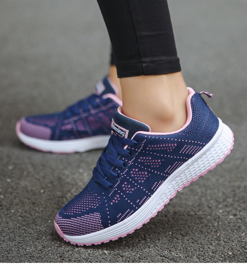"Orthopädische Sportschuhe in Weiß, komfortabel, mit dicker Sohle und breiter Passform für optimalen Halt beim Sport."