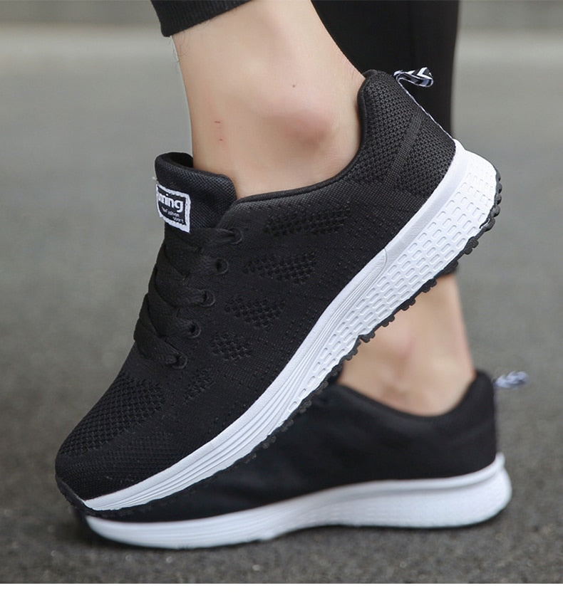 "Orthopädische Sportschuhe in Weiß, komfortabel, mit dicker Sohle und breiter Passform für optimalen Halt beim Sport."