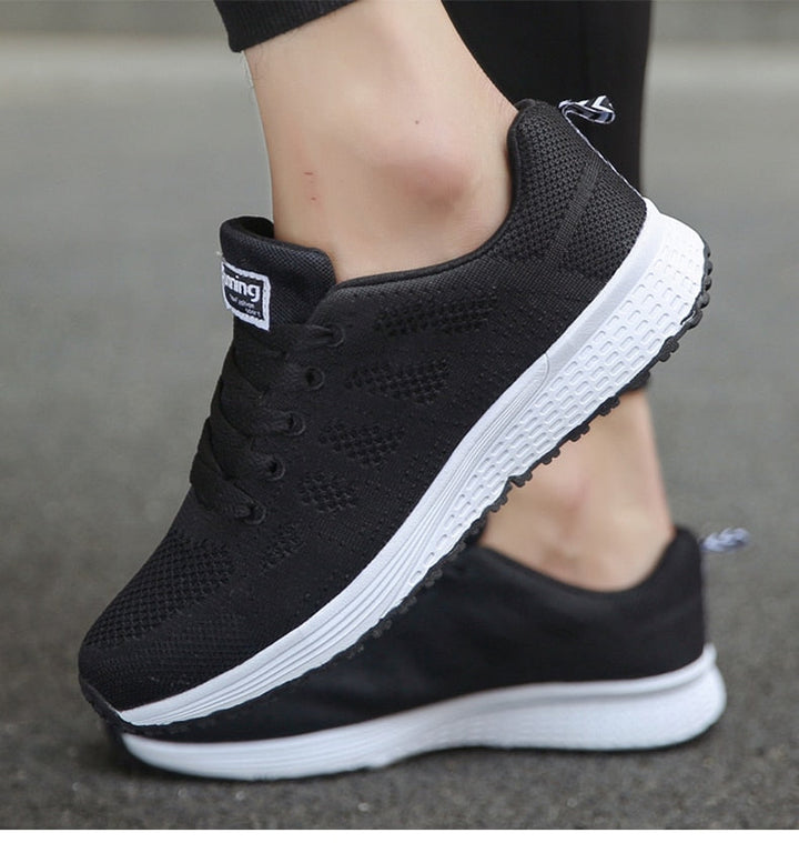 "Orthopädische Sportschuhe in Weiß, komfortabel, mit dicker Sohle und breiter Passform für optimalen Halt beim Sport."
