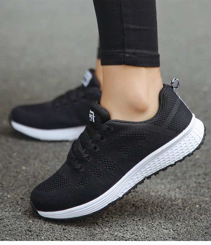 "Orthopädische Sportschuhe in Weiß, komfortabel, mit dicker Sohle und breiter Passform für optimalen Halt beim Sport."