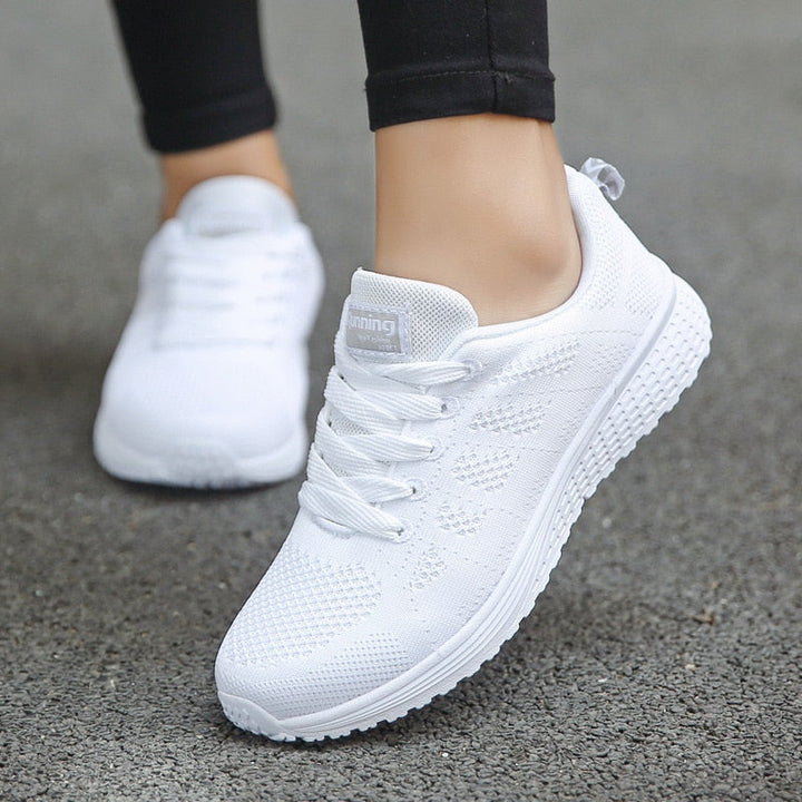 "Orthopädische Sportschuhe in Weiß, komfortabel, mit dicker Sohle und breiter Passform für optimalen Halt beim Sport."