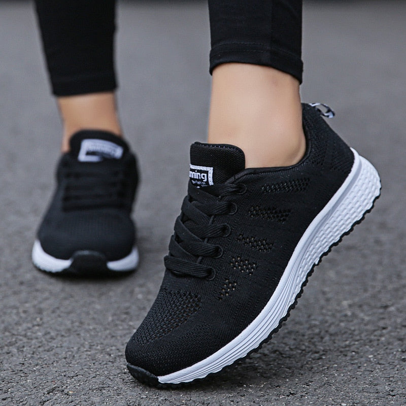 "Orthopädische Sportschuhe in Weiß, komfortabel, mit dicker Sohle und breiter Passform für optimalen Halt beim Sport."