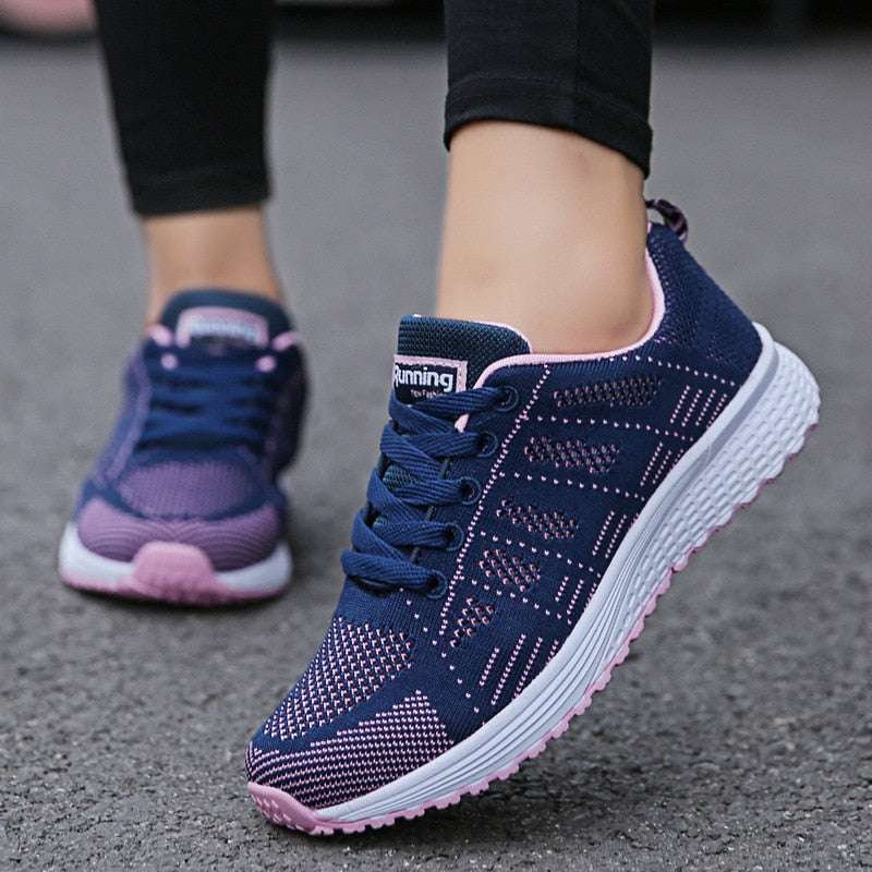 "Orthopädische Sportschuhe in Weiß, komfortabel, mit dicker Sohle und breiter Passform für optimalen Halt beim Sport."