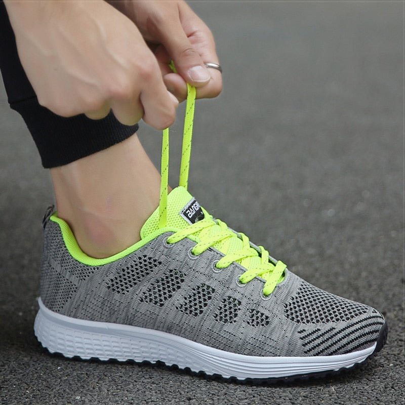 "Orthopädische Sportschuhe in Weiß, komfortabel, mit dicker Sohle und breiter Passform für optimalen Halt beim Sport."