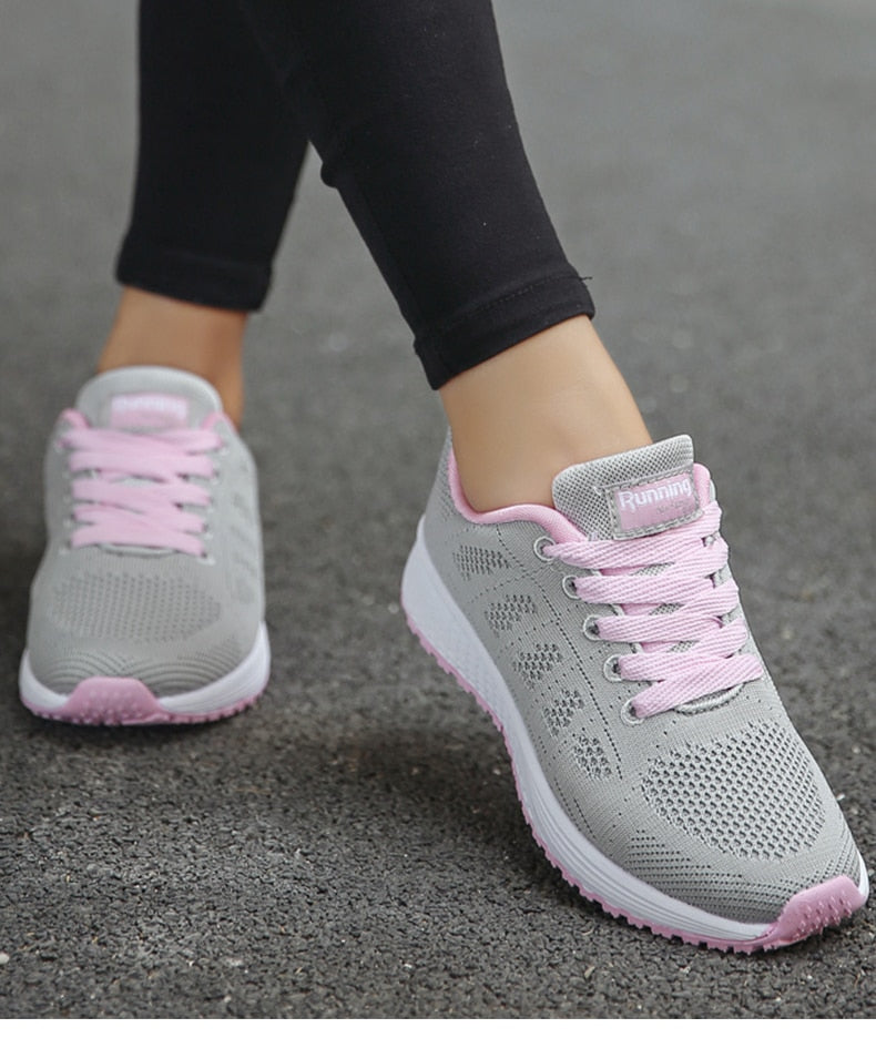 "Orthopädische Sportschuhe in Weiß, komfortabel, mit dicker Sohle und breiter Passform für optimalen Halt beim Sport."