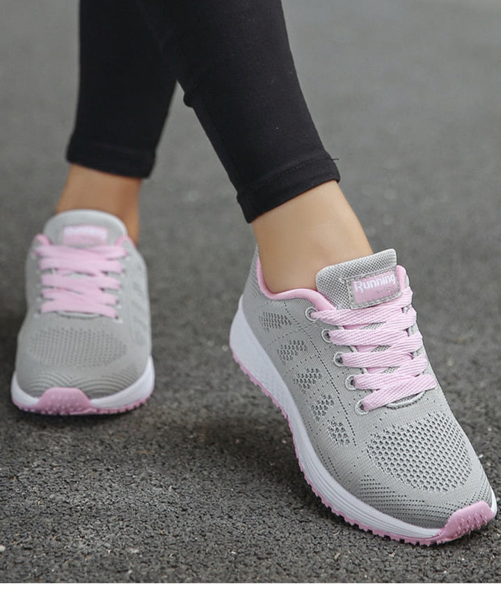 "Orthopädische Sportschuhe in Weiß, komfortabel, mit dicker Sohle und breiter Passform für optimalen Halt beim Sport."