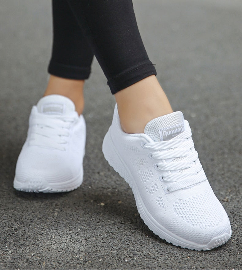 "Orthopädische Sportschuhe in Weiß, komfortabel, mit dicker Sohle und breiter Passform für optimalen Halt beim Sport."