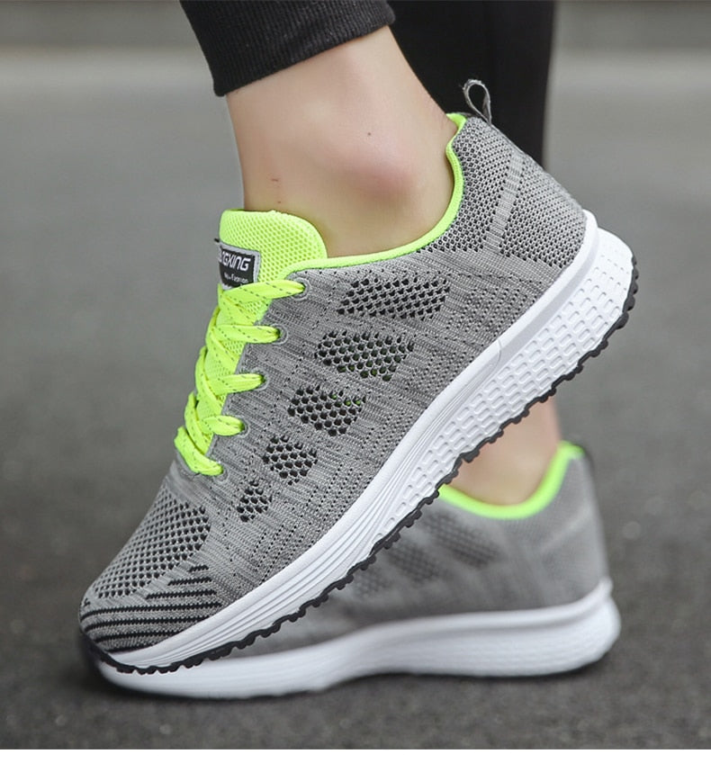 "Orthopädische Sportschuhe in Weiß, komfortabel, mit dicker Sohle und breiter Passform für optimalen Halt beim Sport."