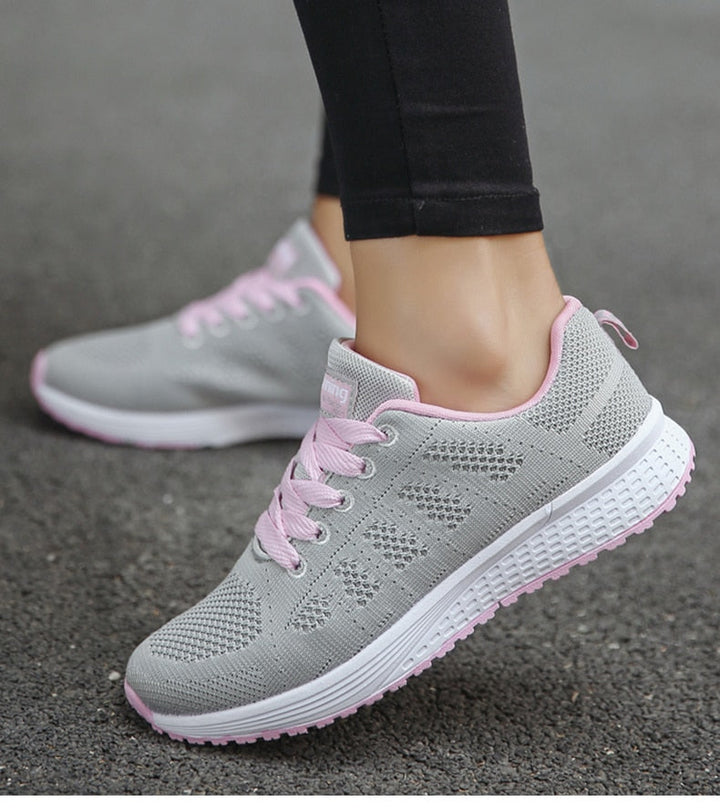 "Orthopädische Sportschuhe in Weiß, komfortabel, mit dicker Sohle und breiter Passform für optimalen Halt beim Sport."