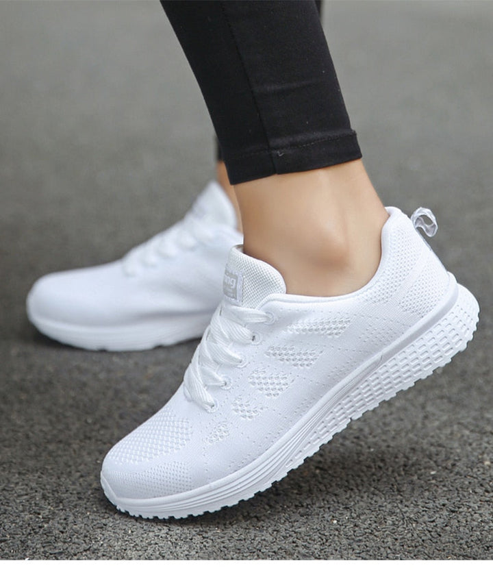 "Orthopädische Sportschuhe in Weiß, komfortabel, mit dicker Sohle und breiter Passform für optimalen Halt beim Sport."