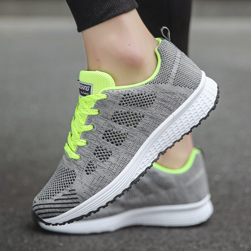 "Orthopädische Sportschuhe in Weiß, komfortabel, mit dicker Sohle und breiter Passform für optimalen Halt beim Sport."