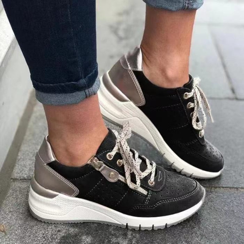 Dame trägt bequeme Plateau Sneaker, kombiniert mit Jeans für einen entspannten Alltags-Look.