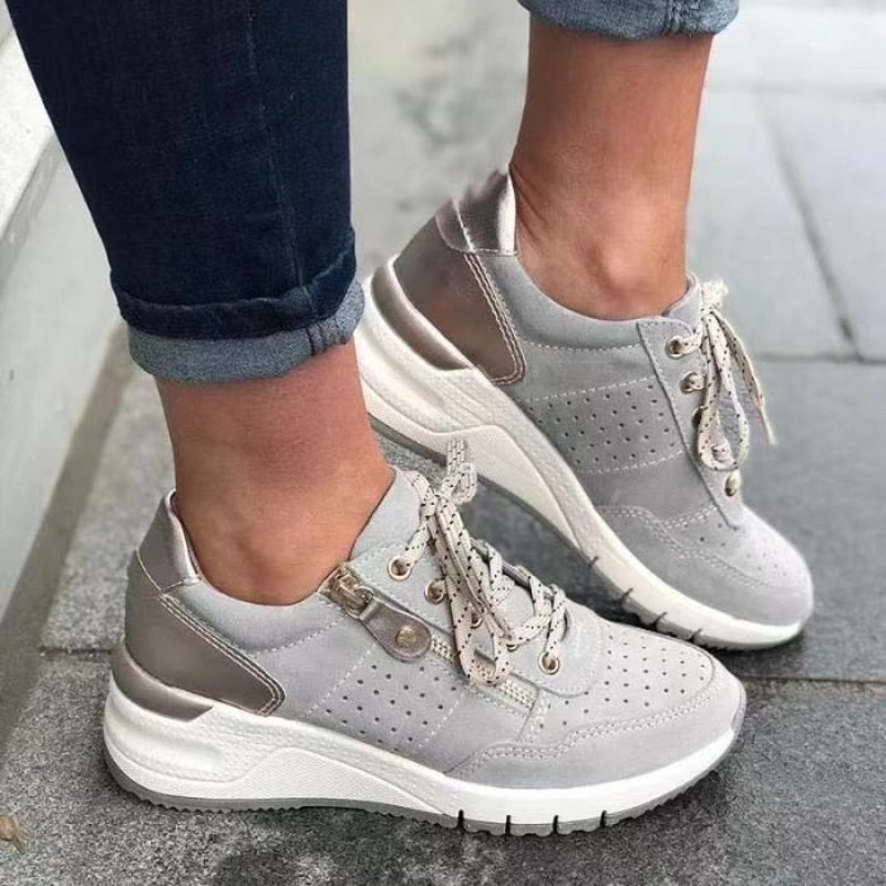Stilvoller Damen Plateau Sneaker, perfekt für lässige Alltags-Looks und bequemen Komfort.