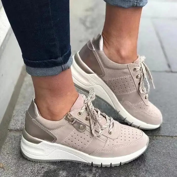 Komfortable Damen Plateau Sneaker mit weichem Fußbett, ideal als Freizeitschuh für lange Tage.