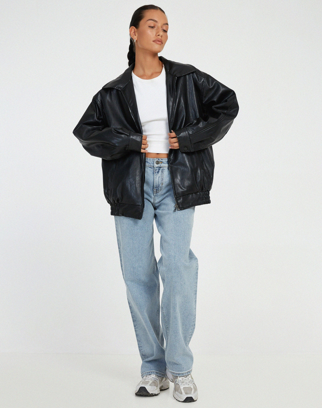 Modische schwarze Oversized Damenjacke im Lagenlook, ideal als Übergangsjacke für Komfort.