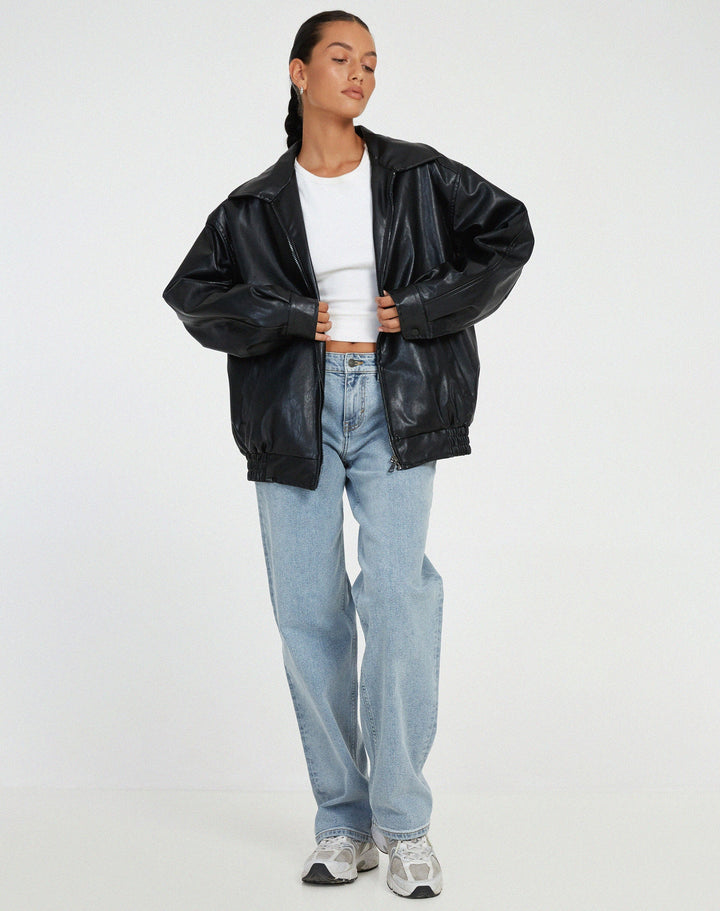Modische schwarze Oversized Damenjacke im Lagenlook, ideal als Übergangsjacke für Komfort.