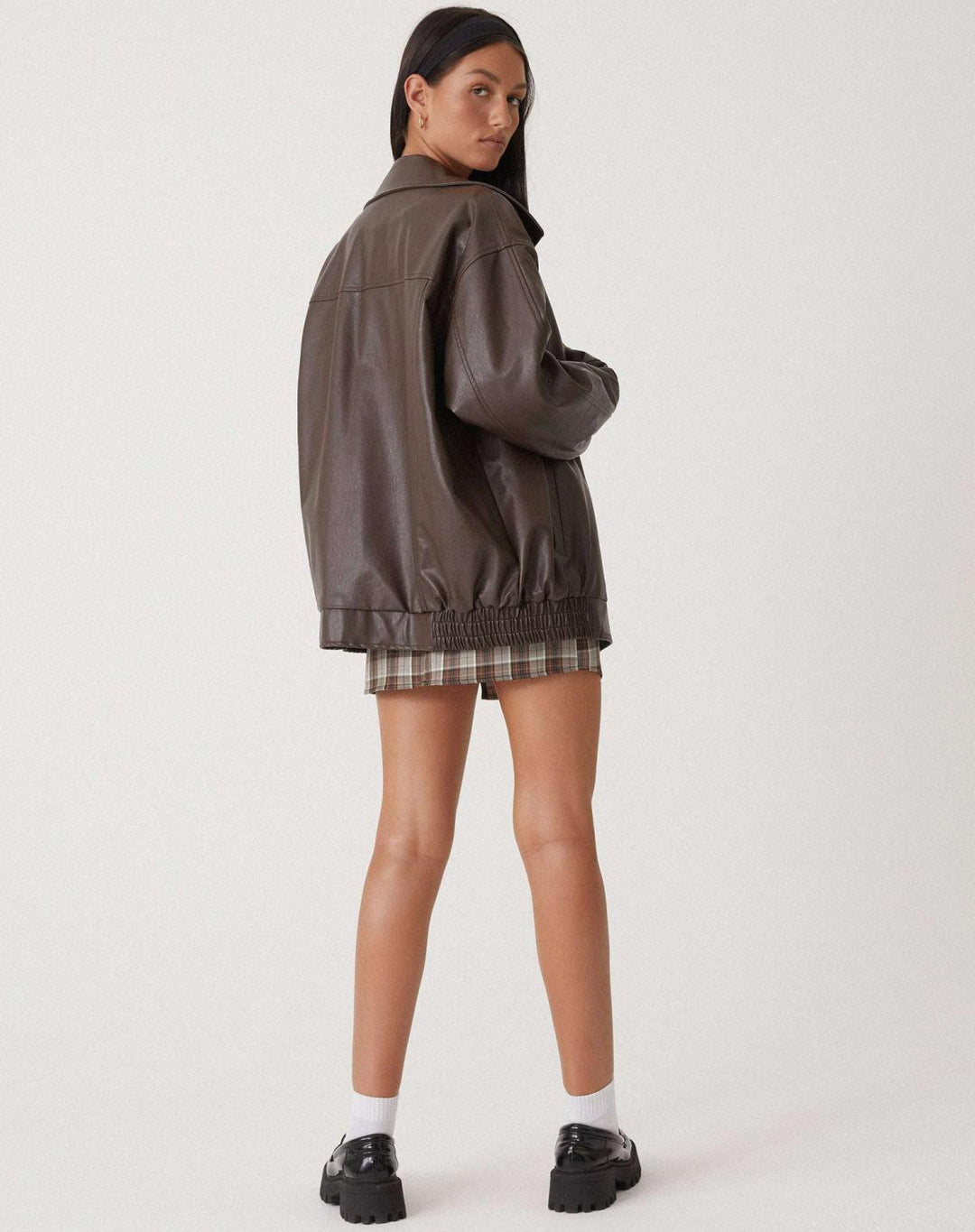 Lässige schwarze Oversized Jacke für Damen, modische Oberbekleidung für entspannte Tage & Komfort.