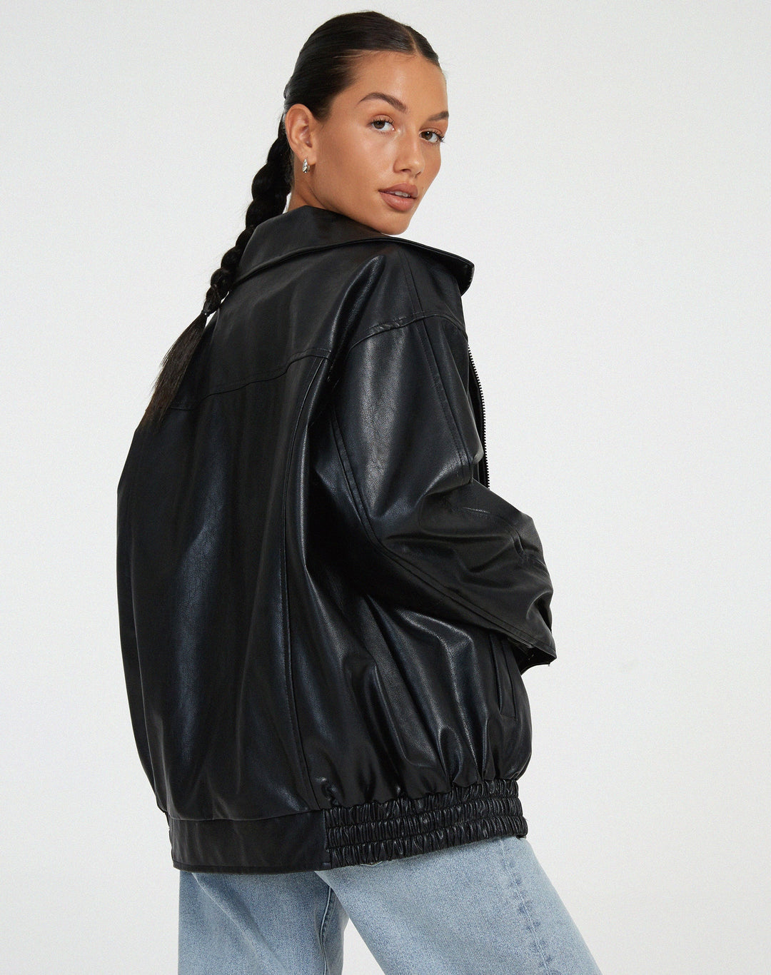 Moderne braune Oversized-Jacke für Damen, lässig geschnitten, perfekt für komfortable Alltagsmode.