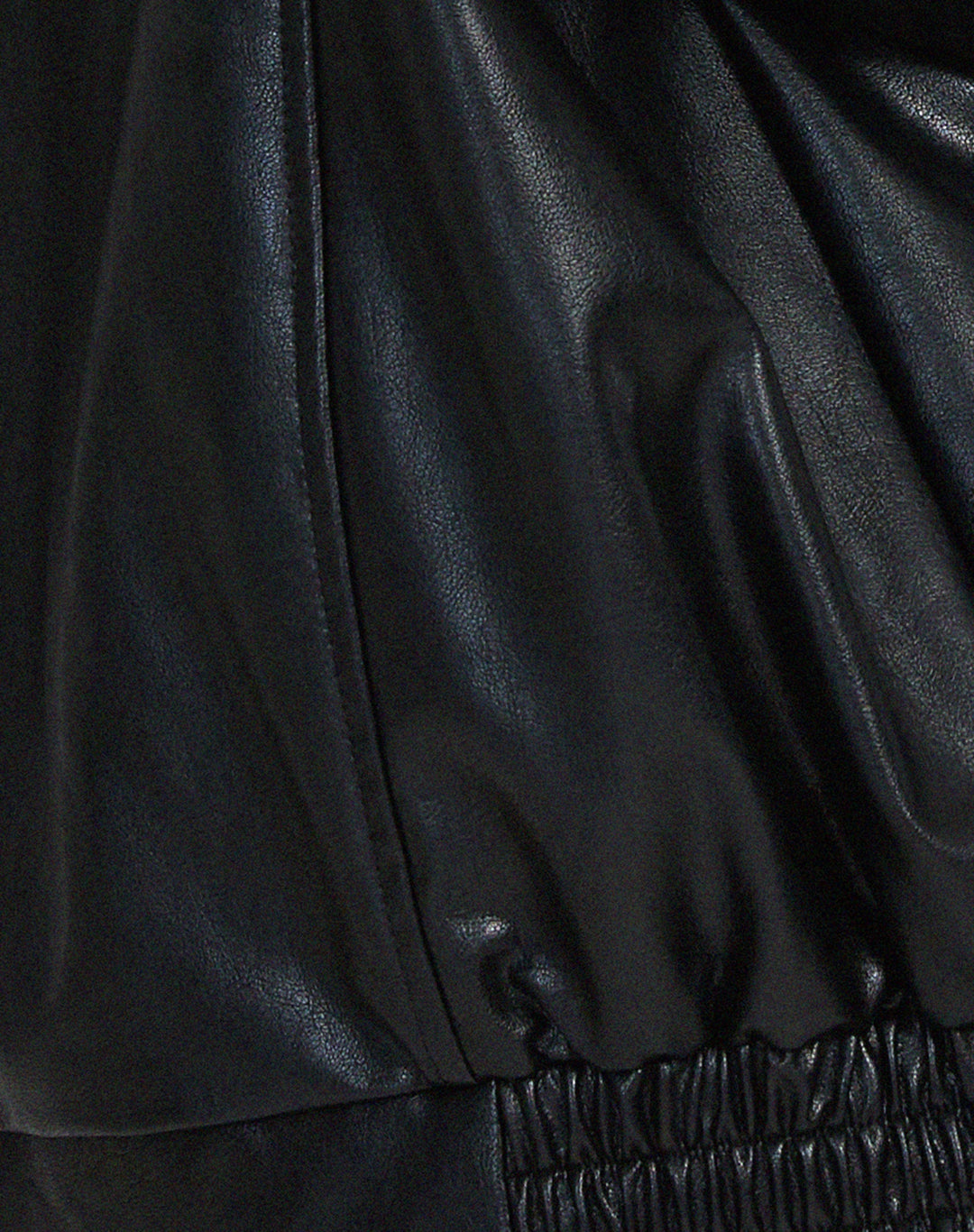 Vielseitige Oversized Damenjacke in Schwarz, locker und stilvoll, ideale Übergangsjacke für jeden Anlass.