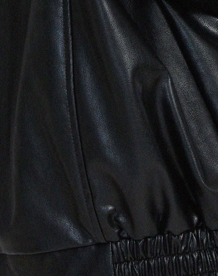 Vielseitige Oversized Damenjacke in Schwarz, locker und stilvoll, ideale Übergangsjacke für jeden Anlass.