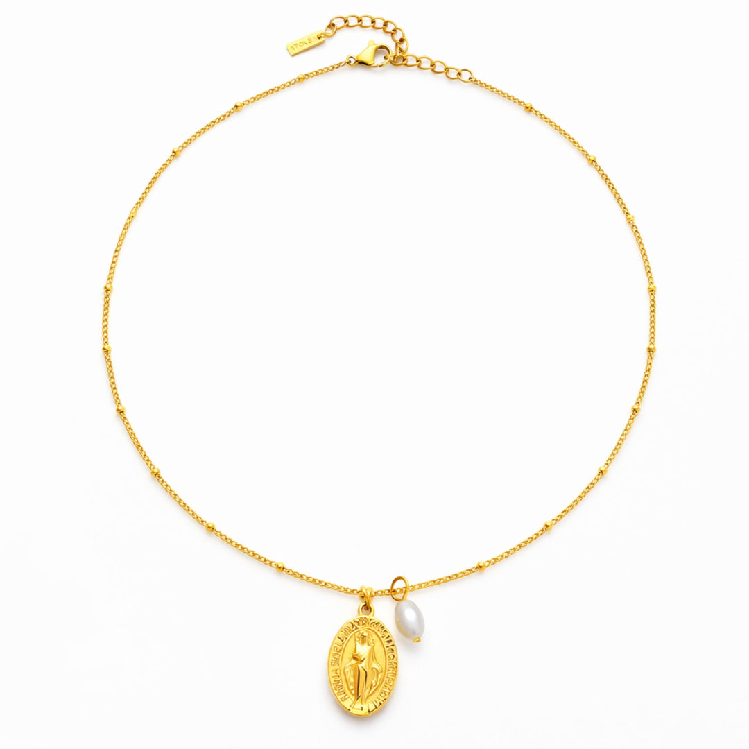 Goldene Damenhalskette mit Perle und Anhänger um den Hals
