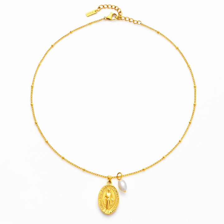 Goldene Damenhalskette mit Perle und Anhänger um den Hals