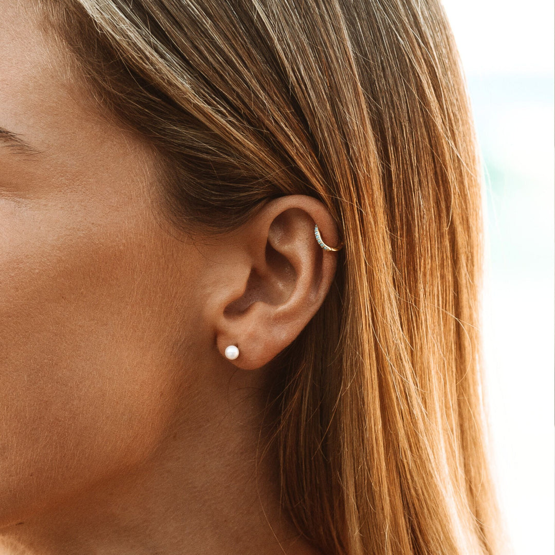 Damen Perlen Ohrstecker seitlich am Ohr mit Piercing